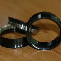 Blackline_20titanium_20anodized_20over_20316l_20surgical_20steel_20double_20flared_20screw-fit_20tunnel_20plugs_medium