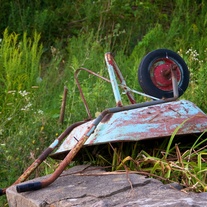 Old_wheelbarrow_medium