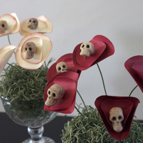 Lrg_20skull_20flower_20arrangement_20grp_medium