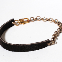 Delicate suede brass bracelet in black