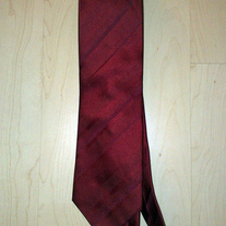Deep burgundy silk woven tie