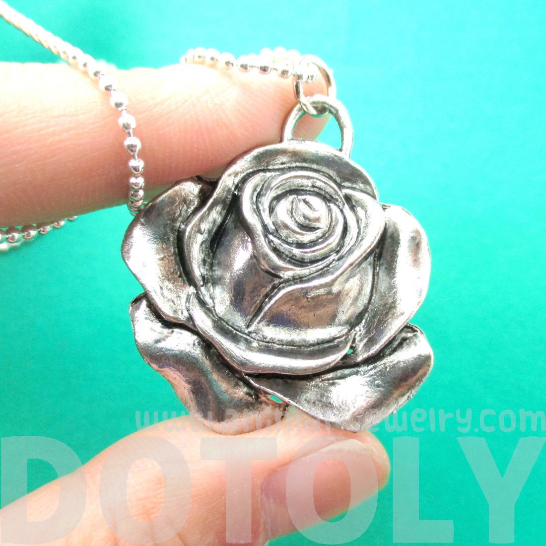 Beautiful and Simple Rose Floral Shaped Pendant Necklace in Silver