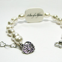 Baroque_20pearl_20white_20mom_medium