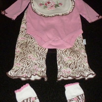 4 Piece Onesie, Pants, Bib, Socks Pink/Brown Matching Set-NEW-Vitamins baby Size 9 Months  GS413