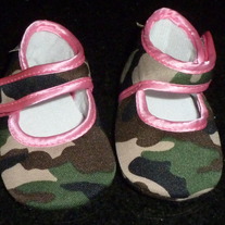 Camo/Pink Crib Shoes-Baby Bella Maya Size Newborn